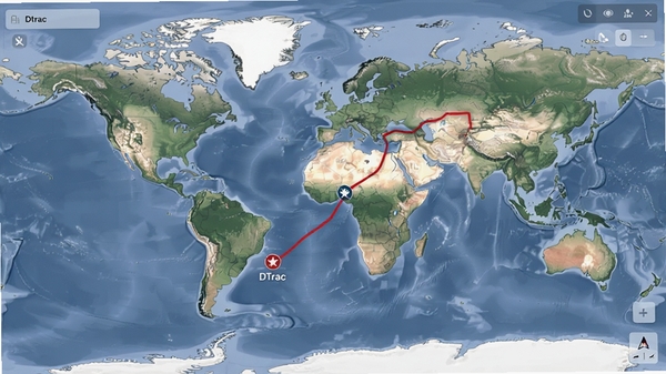 DTrac卫星轨迹地图叠加显示效果,世界地图上绘制红色轨迹线,标注卫星当前位置图标,地图风格淡雅清晰,UI控件半透明,突出轨迹数据