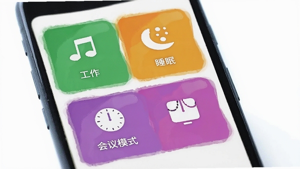 展示来电经典铃声的场景设置功能,手机屏幕分为几个彩色模块,分别代表工作、睡眠、会议模式,每个模块上都有音乐符号和时钟图标,画面明亮,扁平化设计风格,色彩鲜艳活泼