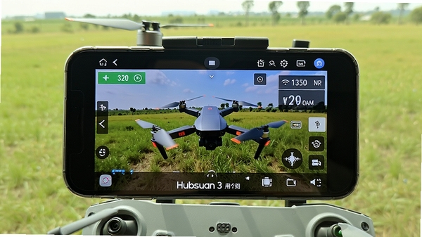 Hubsan 3 无人机航拍应用主界面展示,手机连接遥控器,屏幕显示实时图传和飞行数据,背景为户外开阔绿地,画面清晰明亮,突出软件核心功能
