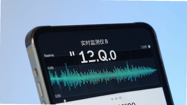 噪音监测仪主界面展示,手机屏幕中央显示当前分贝数值,背景为简洁的声波频谱图,整体色调清新,界面布局清晰,突出实时监测功能,画面主体为手机特写,背景为柔和渐变蓝色,营造专业且易用的视觉感受
