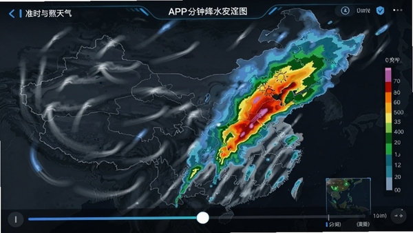 准时和煦天气APP分钟级降水雷达图,地图上显示云层移动轨迹和降雨区域,用不同颜色深浅表示雨量大小,界面带有时间轴滑动条,科技感十足,背景为深色地图风格。