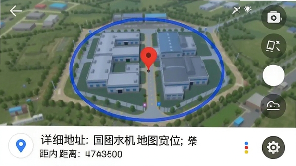 签到打卡水印相机地图定位界面,显示一个红色标记点位于工厂园区内,周围有蓝色圆形围栏范围,手机界面下方显示详细地址和距离信息,整体风格清晰直观