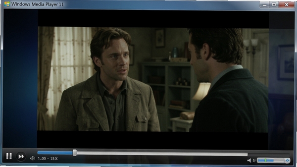 Windows Media Player 11 ���ڲ�����Ƶʱ�Ļ��棬��ʾ��Ӱ��������Ļ�·��в��Ž��������������ƣ������������ְ�͸��Ч��������Ϊ��ɫ����