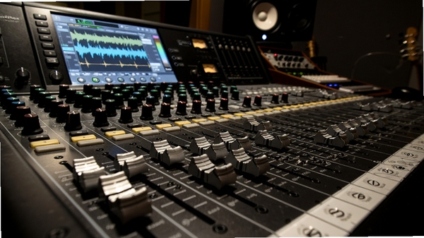 DarkWave Studio��Ƶ����̨���棬��ͨ����������ť��д��������ʾ����Ļ�ϣ�����Ϊ����̨��������䣬רҵ¼���ҷ�Χ