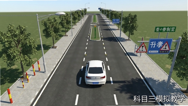 科目三模拟教学软件3D考场全景预览图,画面展示一条宽阔的考试道路,道路两旁有树木、路灯和交通标志牌,一辆白色教练车正行驶在路中央,视角为高空俯视,能清晰看到完整的考试路线走向,画面色彩真实细腻,光线自然,软件名称科目三模拟教学水印位于右下角