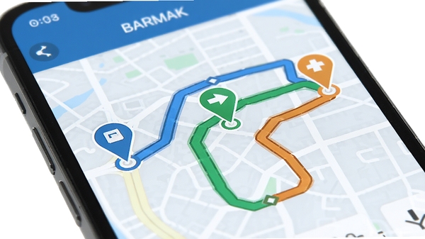 BARMAK����Ӧ�����ֻ���Ļ����ʾ������ͬ��ɫ��·�߹滮�Ա�ͼ������۽��ڵ�ͼ�ϵ�������յ��ǣ�·�߷ֱ��������̡���չʾ������Ϊ����ǳɫ���е�·����ͻ�����ܹ滮���ܣ���������������������ˮӡ��
