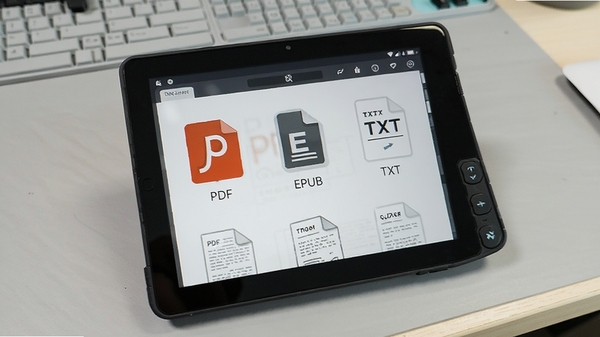 小手阅读器打开多种不同格式文档的截图,屏幕中并排显示PDF、EPUB、TXT等文件图标,软件界面将各格式内容清晰呈现,背景为浅灰色工作台