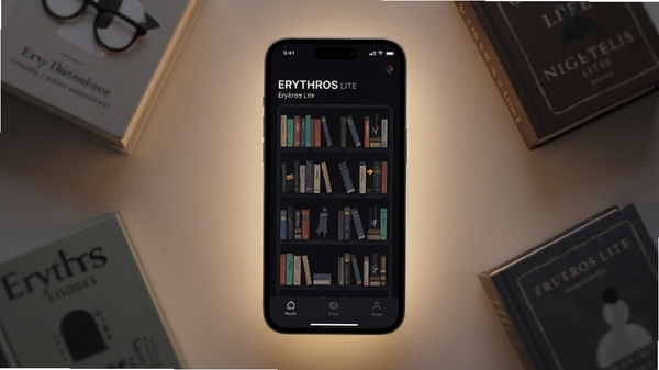 Erythros Lite �Ķ����������棬չʾ��ܲ�����ҹ��ģʽЧ������ɫ��������͹��ߣ��ֻ���Ļ���У���Χ�����鱾Ԫ�أ����������ִ���ϸ�ڷḻ��������Ⱦ