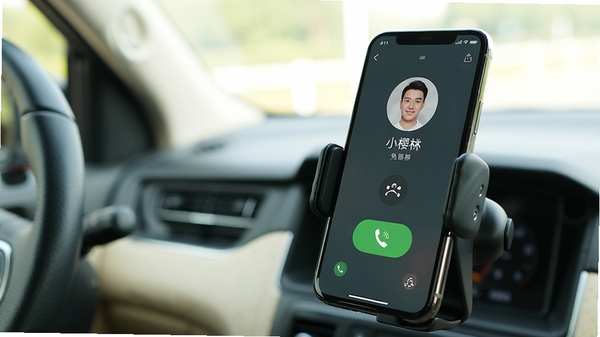 Сӣ�ҵ绰��ʻģʽӦ�ó���ͼ���ֻ��̶��ڳ���֧���ϣ���Ļ��ʾ������ϵ�����������������ť������Ϊ�黯�ĳ��ڻ�����ɫ��������ǿ����ȫ��ݵ�����ͨ�����顣