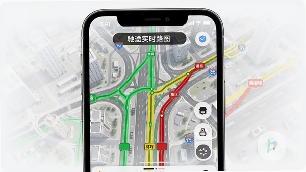 驰途实时路况地图主界面展示,手机屏幕显示彩色路况线条,绿色畅通黄色缓行红色拥堵,背景为城市道路俯视图,界面简洁清晰,适配Boogu模型生成