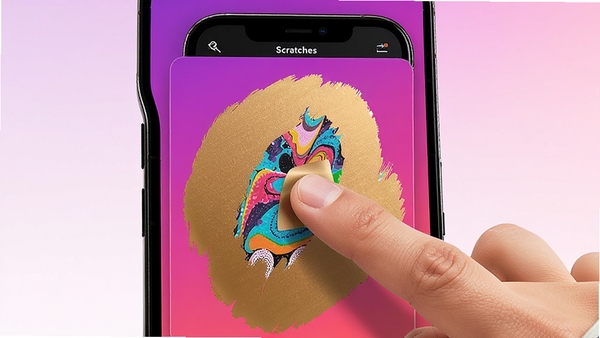一张智能手机屏幕特写,屏幕上显示Scratches应用界面,背景为渐变紫红色,画面中央有一只手正在用指尖刮擦金色涂层,露出下方五彩斑斓的抽象花纹,画面明亮,细节清晰,突出刮画的惊喜感与趣味性,整体风格现代时尚,适配移动端竖屏展示