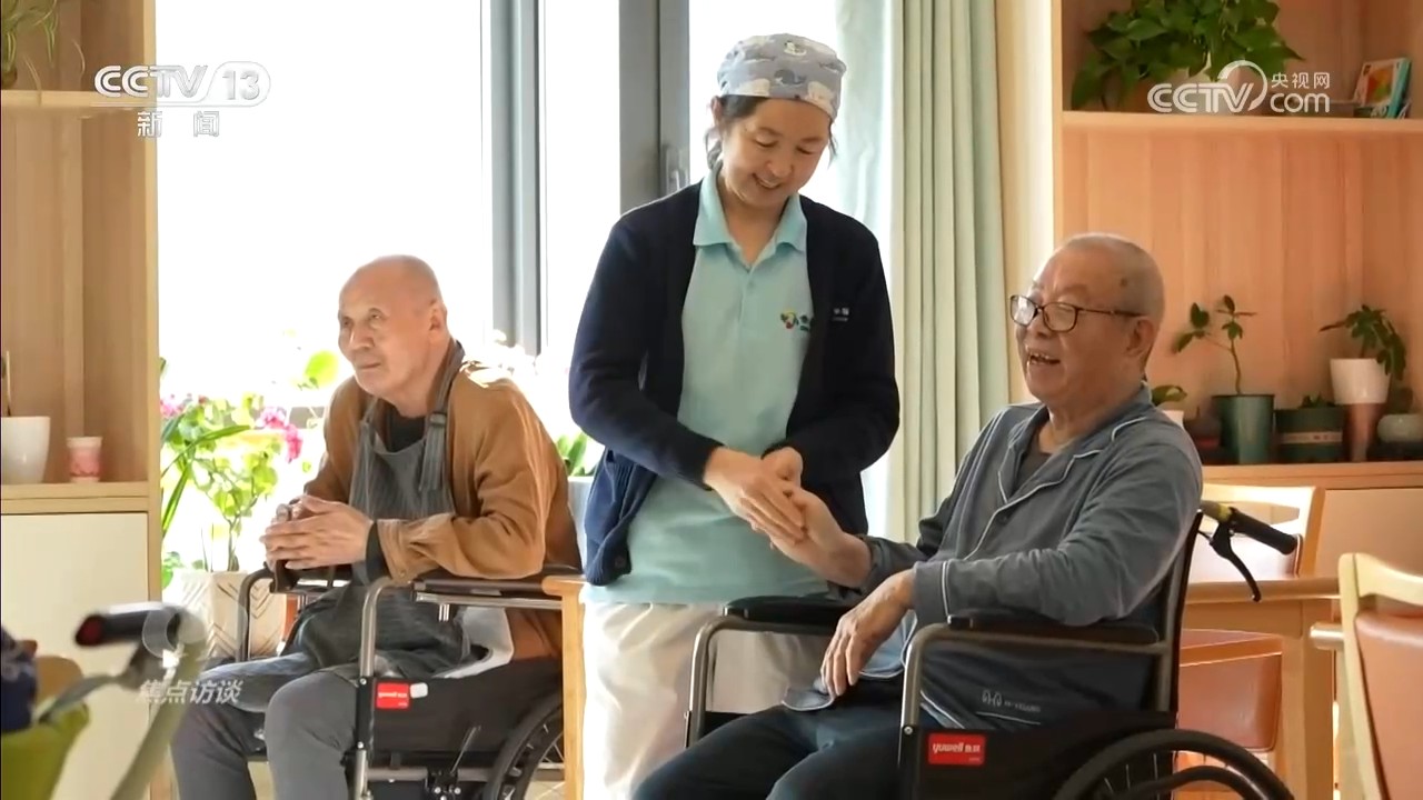 银领惠民政策群众领取补贴后的满意笑容