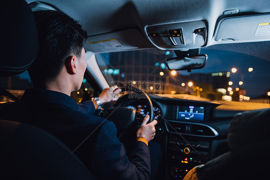 超级代驾助手 司机师傅 夜间开车