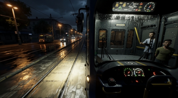 有轨电车在雨天夜间行驶,车灯照亮前方湿润的铁轨,街道反射灯光,雨滴打在挡风玻璃上,车内仪表盘微亮,氛围感强烈,画面写实,冷暖色调对比鲜明,体现游戏天气系统