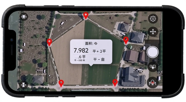 测面积测距仪准多边形测量示意,手机屏幕上显示一个不规则五边形的航拍农田地图,各个顶点有红色定位标记,中心弹出面积结果面板,显示平方米和亩,专业,高分辨率