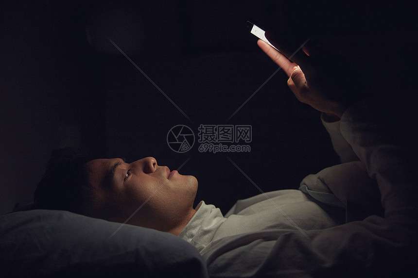 在么在么 深夜失眠一个人看手机的真实照片