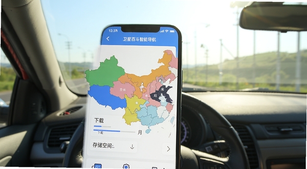 ���ǰٶ����ܵ���APP�����ߵ�ͼ���ؽ��棬�ֻ���Ļ����ʾ�й���ͼ����ɫ�飬�������ؽ�������洢�ռ���ʾ������Ϊ�����Լݳ����ӽǣ��������ģ�ǿ�����߿����ص㡣