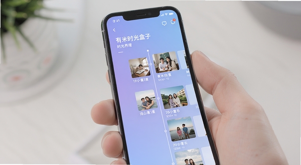 有米时光盒子主界面展示,手机屏幕中显示按时间轴排列的照片缩略图,背景为柔和的渐变蓝紫色,画面干净明亮,突出时光管理概念,整体风格现代简洁,适配移动端竖屏展示