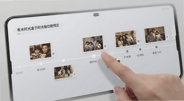 有米时光盒子时光轴功能预览,展示一条横向时间线,线上分布着不同时期的照片缩略图,用户手指正在滑动屏幕,背景为浅灰色现代风格,突出时间流逝与回忆整理主题