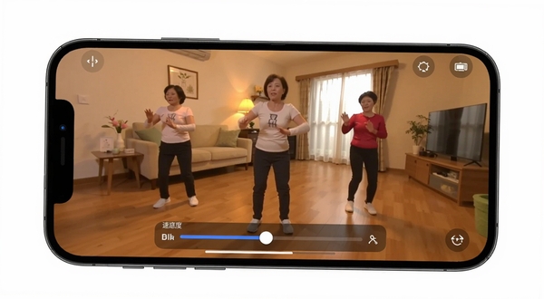 豆豆广场舞慢放教学界面展示,手机横屏显示舞蹈视频画面,屏幕上有速度调节滑块,背景为居家客厅木地板环境,光线温馨