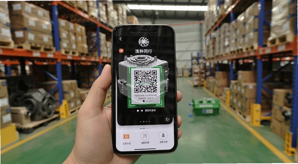 潍柴同行app配件扫码溯源功能展示,手机对准配件二维码扫描,屏幕弹出正品认证信息与适配机型列表,背景为配件仓库