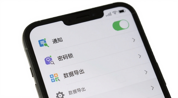 Feel设置页面操作示意图,画面主体为手机屏幕中的设置菜单列表,包含通知开关、密码锁、数据导出等选项,背景区域为纯白色简约风格,图标使用扁平化设计
