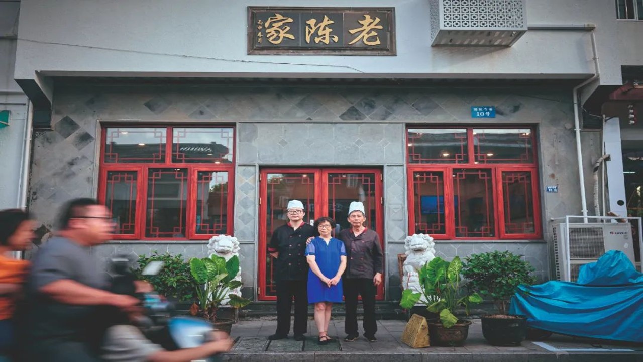 那年我接手了老妈的小饭馆 接手家庭餐馆扭亏为盈 小饭馆经营改造前后对比