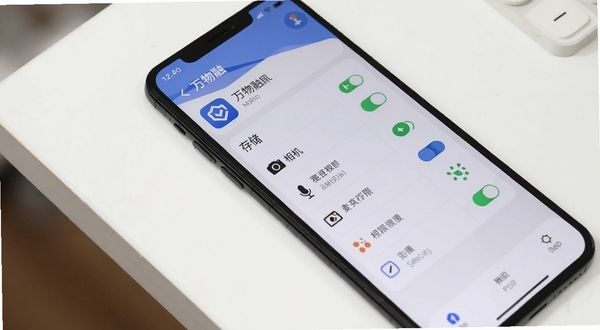 手机安全中心界面,显示万物融应用权限管理页面,包括存储、相机、麦克风等权限开关,背景为干净的白色桌面,光线明亮,突出隐私安全主题,屏幕顶部有“万物融”应用名称