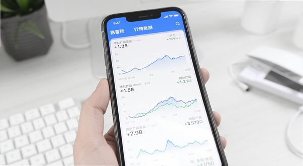 稳富帮软件内行情数据展示页面,手机屏幕中呈现多条理财产品收益曲线与数字指标,画面以白色和蓝色为主色调,背景干净整洁,突出数据可视化效果