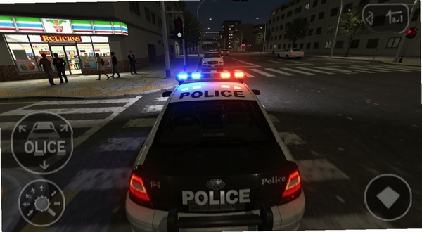 警车驾驶体验模拟城市巡逻场景预览图,画面主体为一辆警车正在通过十字路口,车顶警灯闪烁,背景为夜晚城市街道,路边有便利店与行人,画面采用第三人称追尾视角,写实光影风格