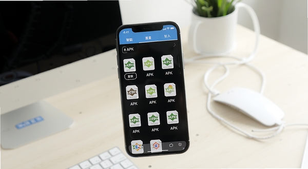 ��������������չʾ����ɨ������๦�ܣ��ֻ���Ļ�г��������APK�ļ��б�������Ϊ����ǳɫϵ�칫���棬����������������ͻ��������Ӧ�õı�ݸ�