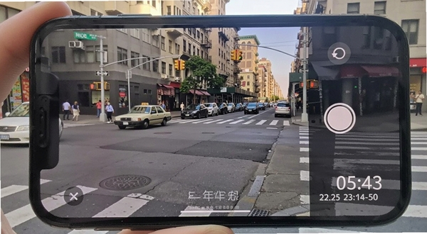 时间地点水印相机自动时间日期水印功能展示,手机屏幕显示拍照界面,画面中清晰可见年月日时分水印叠加在实景照片右下角,背景为城市街道,光线明亮,细节丰富