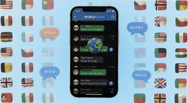 WorldTalks 全球社交聊天应用主界面展示,画面中央是手机屏幕,屏幕内显示多语言聊天列表与地球图标,背景区域为浅蓝色渐变,周围点缀各国国旗小图标与对话气泡,整体风格清新简洁,适配 Boogu 模型生成