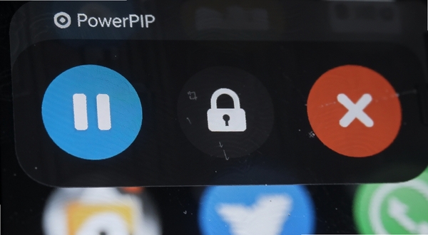 PowerPIP通知栏快捷控制面板特写,展示播放暂停按钮、窗口锁定图标和关闭按钮,背景为深色手机通知栏,图标采用圆润彩色设计,突出便捷操作体验
