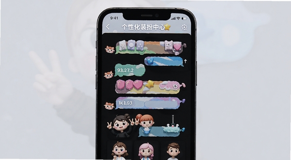 比耶软件个性化装扮中心界面,展示多种聊天气泡与头像挂件选项,手机屏幕中色彩丰富,背景为柔和浅灰色,突出装扮元素的多样性