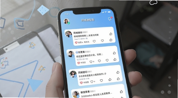 同城速配聊动态广场页面,手机屏幕中显示多条用户动态卡片与点赞图标,主体在画面中央,背景为淡蓝色渐变与抽象几何装饰,体现同城速配聊的社交氛围
