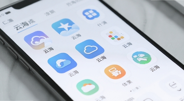 云应用首页面板特写,展示云功能图标整齐排列于手机屏幕,背景为柔和浅灰桌面,光线明亮,体现云快捷操作与清爽布局