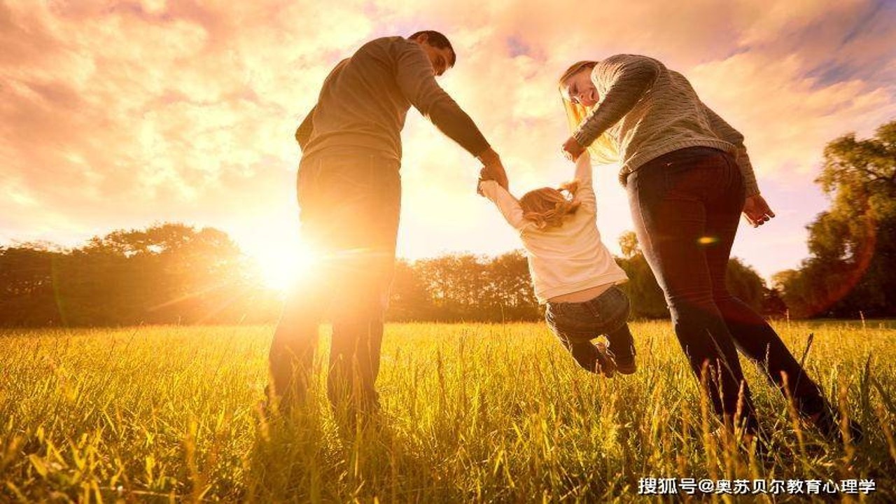 幸福相伴 温馨家庭日常 父母陪伴孩子成长