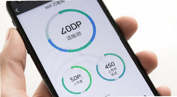 WiFi万能钥免网络测速仪表盘界面,手机屏幕上显示着下载速度、上传速度和延迟的数字与环形进度条,背景是浅灰色极简风格,屏幕外有一只手拿着手机,画面清晰明亮,体现专业测速功能