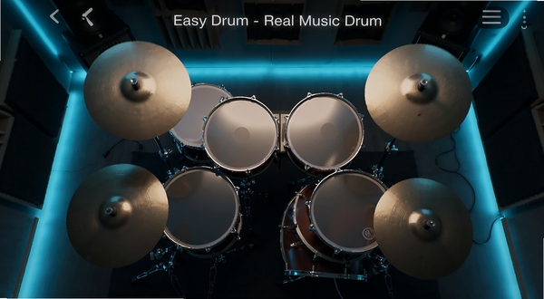 Easy Drum - Real Music Drum 应用主界面全景展示,画面中央为完整的架子鼓组俯视图,鼓面泛着柔和金属光泽,背景为深色录音棚环境,四周点缀淡蓝色氛围灯光,整体风格写实且富有现代感
