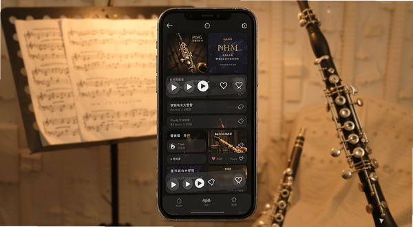 ����紵��App��Ŀ��������չʾ���ֻ���Ļ�������Ŷ�����Ŀ��Ƭ�����в��Ű�ť���ղ�ͼ�꣬����Ϊ��͵ƹ��µ����׼���紵��