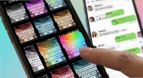 keyboard聊天键盘主题皮肤切换界面,画面主体为手机屏幕特写,屏幕内展示多款彩色键盘皮肤缩略图整齐排列,手指正在点击其中一款炫彩渐变皮肤,背景为虚化的社交聊天窗口,整体色调明亮活泼