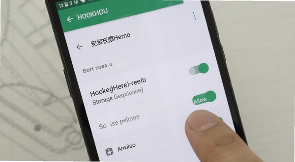HookedHere 安装权限设置操作示意图,手机屏幕显示安卓设置界面中存储权限开关,手指点击允许按钮,背景为浅色系统界面,画面清晰直观,适配 Boogu 模型生成