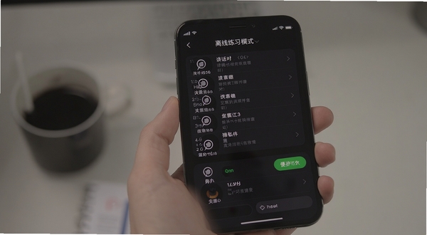 谈话助手 离线练习模式 手机屏幕显示本地对话记录列表 背景为深色模式 突出隐私保护与便捷性 界面简洁无广告