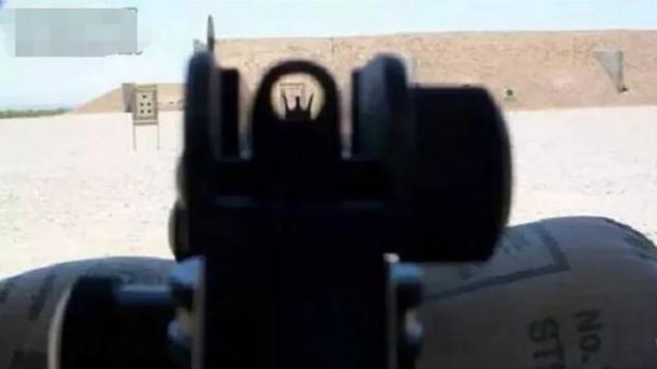 瞄准就射压枪弹道控制与点射技巧演示