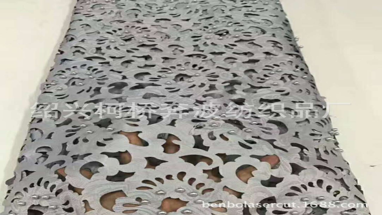 Expressive Cutout 几何镂空 激光雕花面料 不对称剪裁 设计工艺