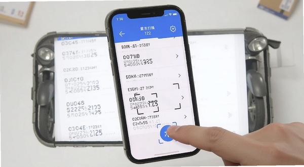 快递到家骑手版 批量扫描入库界面 手机屏幕显示多条快递单号列表 手指正在点击扫描按钮 界面简洁 蓝白配色 产品截图风格