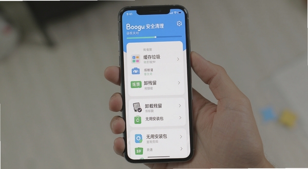 手机管家安全清理正在扫描手机存储空间,屏幕上显示各类垃圾文件分类列表,包括缓存垃圾、卸载残留、无用安装包等,界面以卡片式布局呈现,色彩清新,适配Boogu模型生成