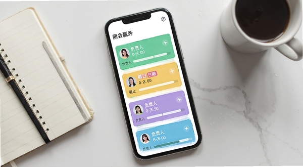 丽会赢任务看板界面,手机屏幕展示彩色任务卡片列表,卡片上有负责人头像、截止日期标签和进度条,背景是简约的办公桌俯视图,有笔记本和咖啡杯点缀,画面光线柔和,突出丽会赢的高效协作氛围