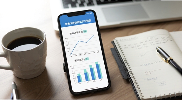 普通话等级测试学习报告页面,展示折线图与柱状图,手机屏幕旁有一杯咖啡和笔记本,背景是办公桌,画面风格商务简约,突出数据可视化